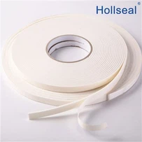 Nastro in schiuma bianca su un lato